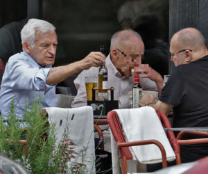 Premier Jerzy Buzek chłodzi się piwkiem