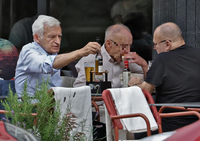 Premier Jerzy Buzek chłodzi się piwkiem