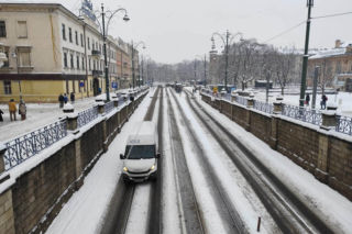 Atak zimy w Krakowie. Miasto sparaliżowane, IMGW ostrzega