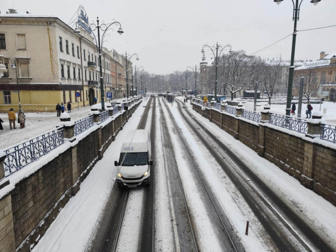 Atak zimy w Krakowie. Miasto sparaliżowane, IMGW ostrzega