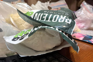 Syn ukrywał narkotyki u matki. Hurtowe ilości mefedronu i LSD trzymał w płatkach śniadaniowych