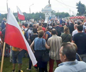 Protestujący na święcie policji w Legionowie