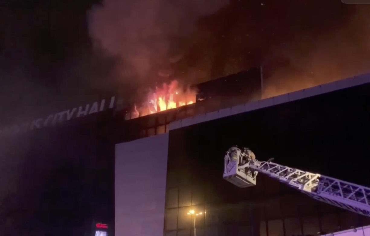 Kilkanaście osób zginęło, kilkadziesiąt rannych w strzelaninie w sali koncertowej pod Moskwą