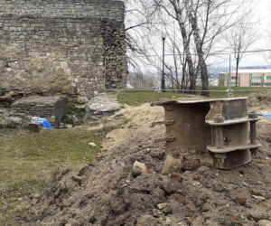 Prace archeologiczne przy ruinach zamku