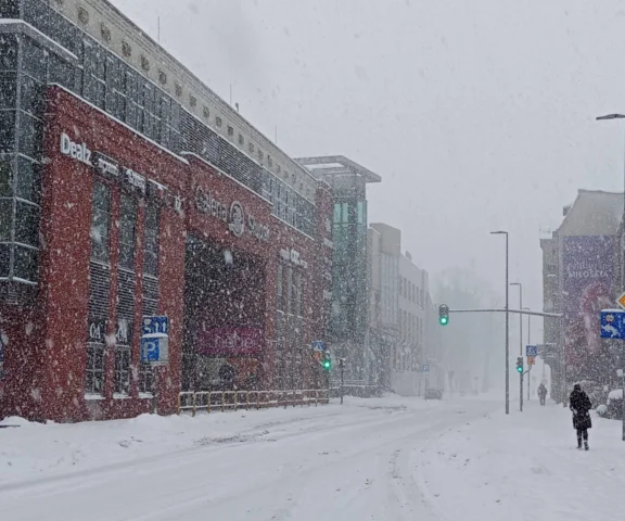 Atak zimy na wybrzeżu. Burze śnieżne, zasypane drogi i alerty IMGW