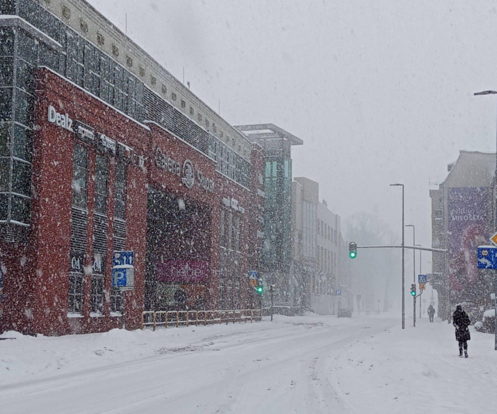 Atak zimy na wybrzeżu. Burze śnieżne, zasypane drogi i alerty IMGW