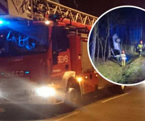Wypadek w Redzeniu: auto PIONOWO ZAWISŁO na drzewie. W ŚRODKU NIE BYŁO NIKOGO. Strażacy w szoku