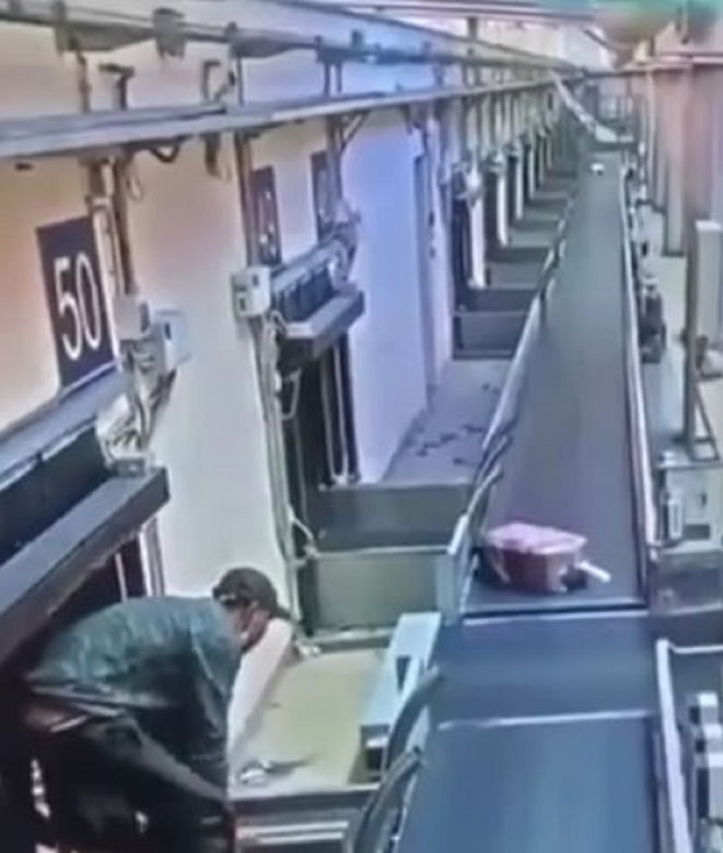 Spóźnił się na samolot do Rzeszowa. Wszedł na taśmę bagażową jak Bruce Willis