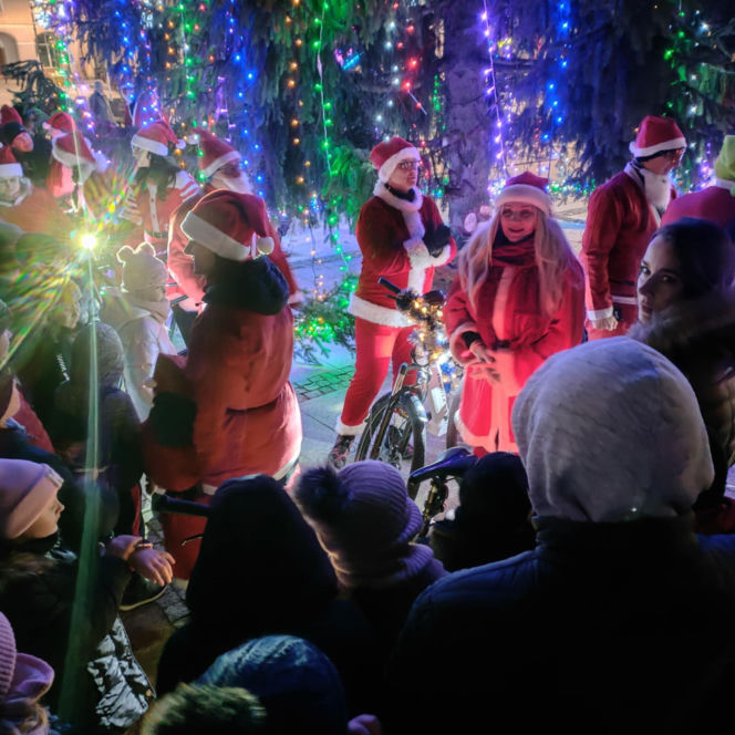 Mikołaje na rowerach wkręciły Łomżę w świąteczny klimat!