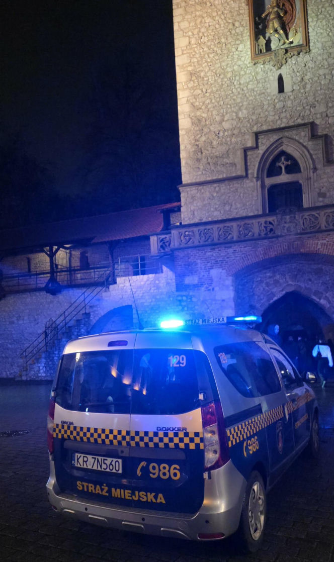 Kobieta pobita i spryskana gazem na rynku w Krakowie. Miała rozerwane ucho