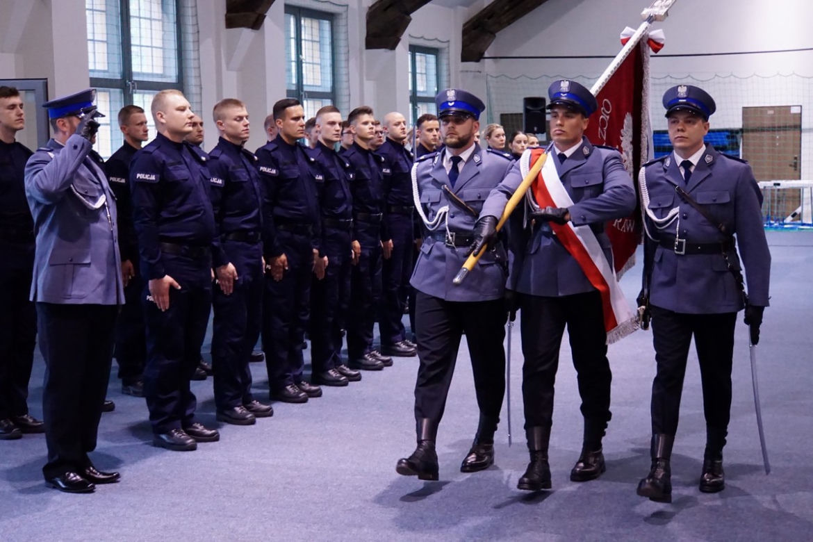 Ślubowanie nowych policjantów w Olsztynie. W szeregi wstąpiło 24 funkcjonariuszy [ZDJECIA]