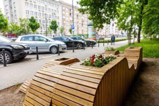 Parklet na skwerze Stanisława Broniewskiego „Orszy” w Warszawie