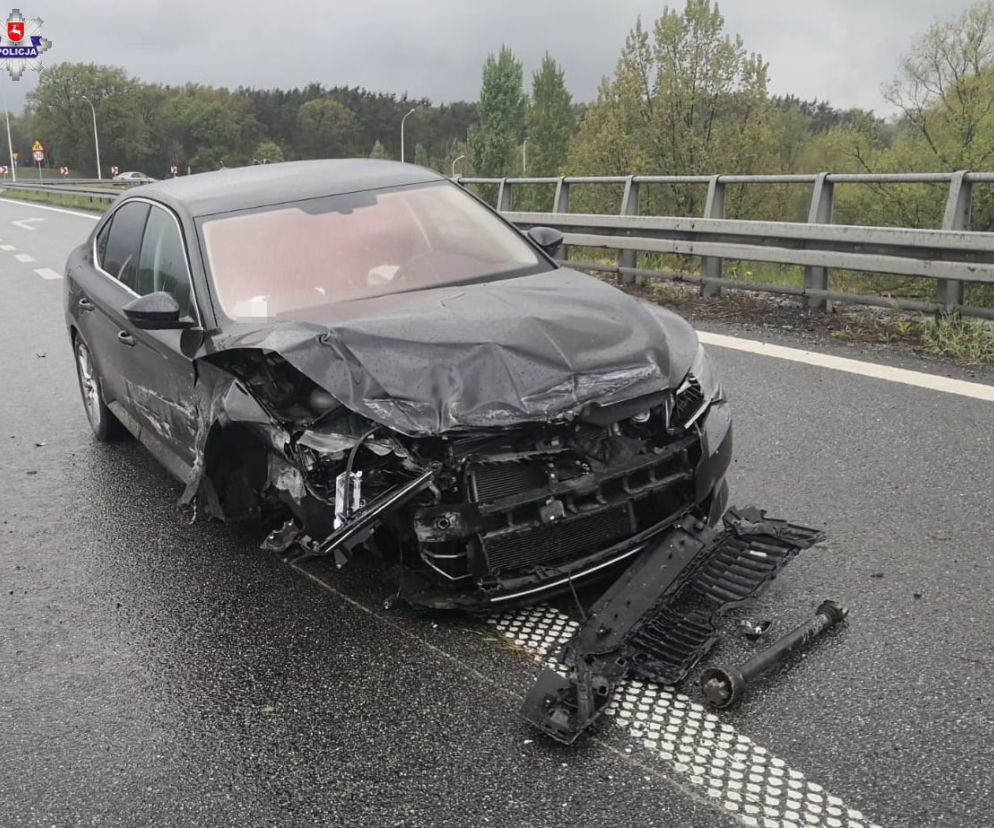 Zignorował prawa fizyki i rozbił się na barierkach! Skoda Superb nie wyszła z tego cało