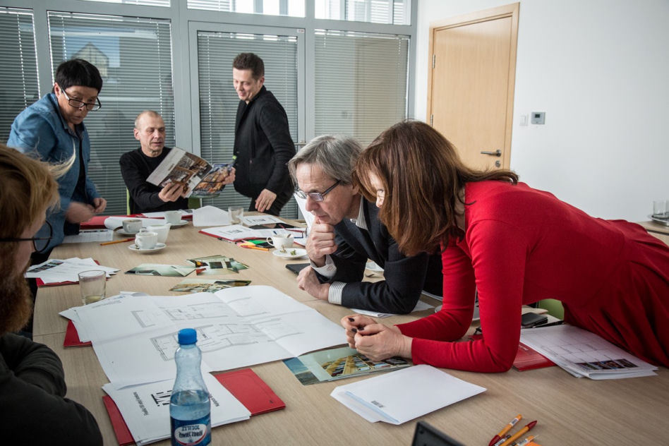 Obrady jury, Życie w Architekturze
