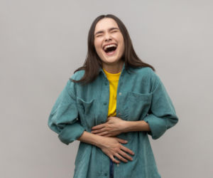 Kolka śmiechowa atakuje w najmniej odpowiednim momencie. Prosty trik oddechowy od razu wyłączy ból