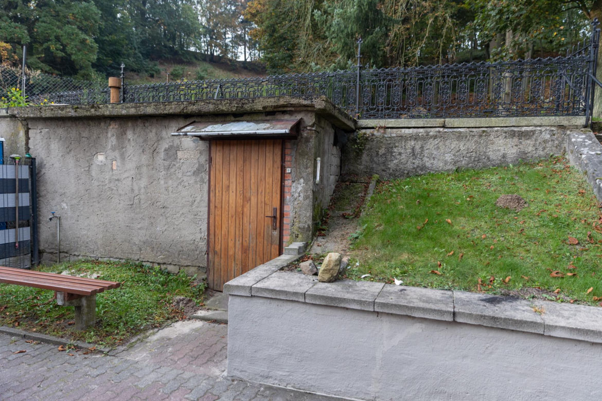 Relikwie schowane przy miotłach