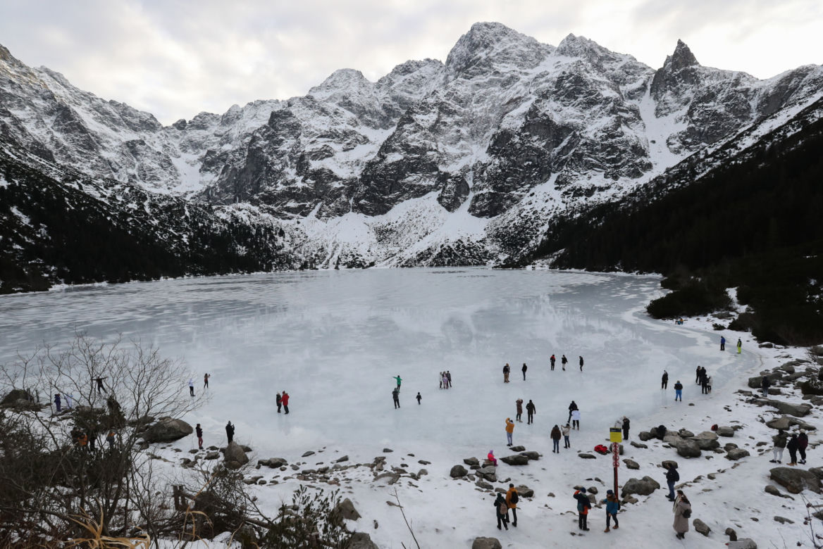Tatry, 26.12.2022. Turyści na tafli lodu na jeziorze Morskie Oko w Tatrach