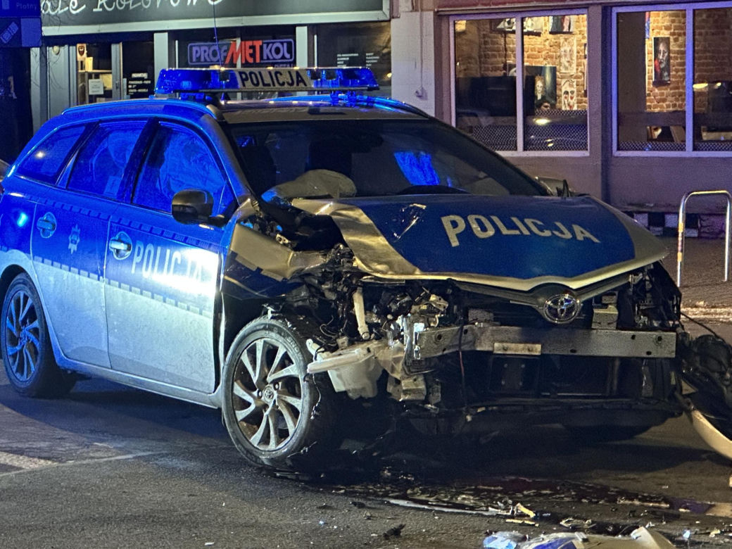 Jechali na interwencję, roztrzaskali radiowozy. Nocna kraksa na Pradze-Północ