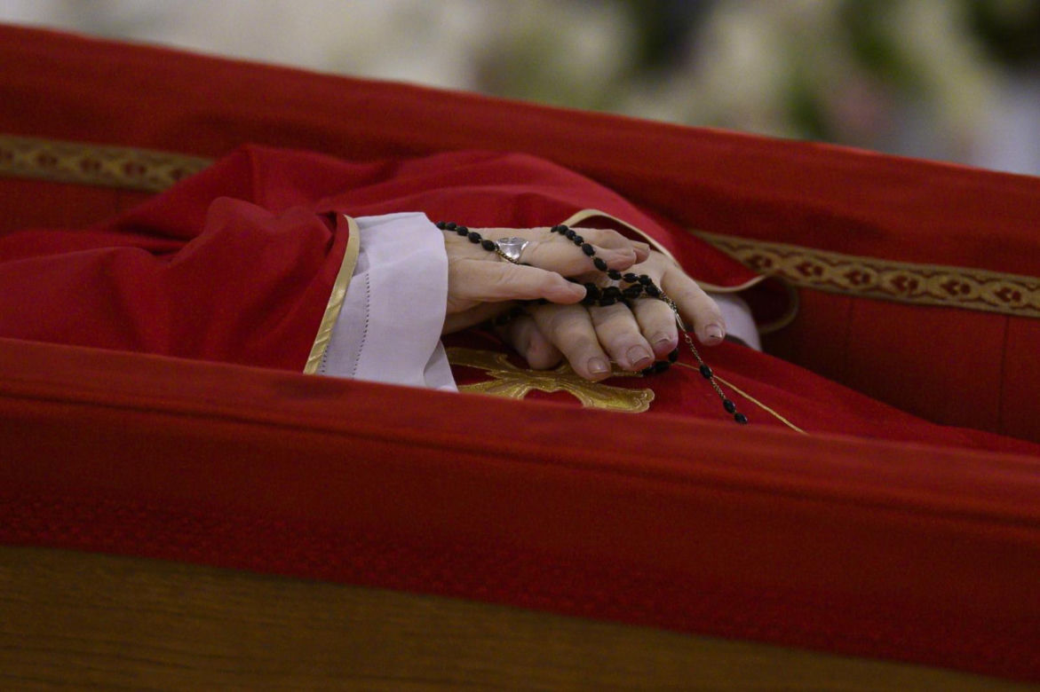 Trumna z ciałem papieża wystawiona w kaplicy Domu Świętej Marty