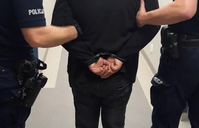 Śledził i okradł starszą kobietę