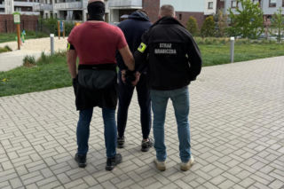 Policjanci stołecznego Wydziału do walki z Terrorem Kryminalnym i Zabójstw zatrzymali sprawców brutalnego rozboju, do którego doszło w czerwcu 2023 roku na warszawskiej Białołęce