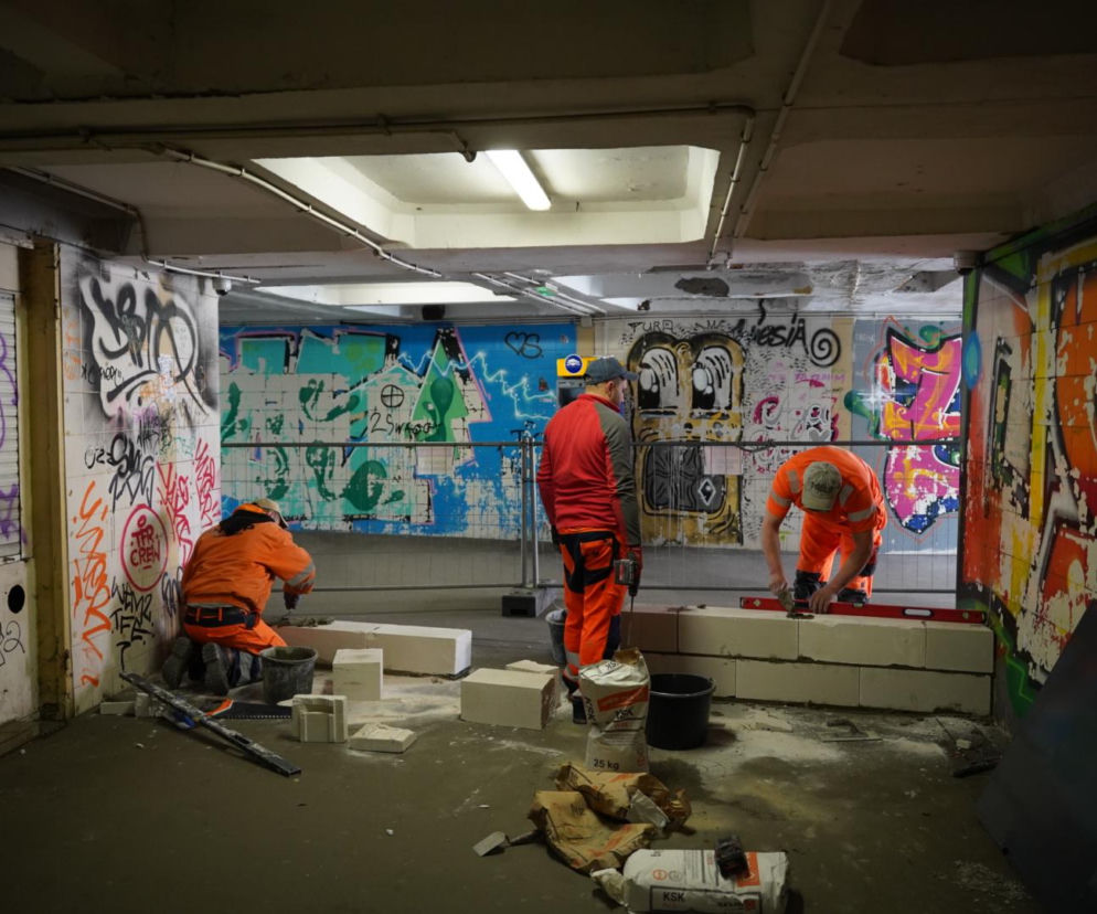 Koniec koszmaru na Targowej. Służby zamurowały owiane złą sławą przejście podziemne