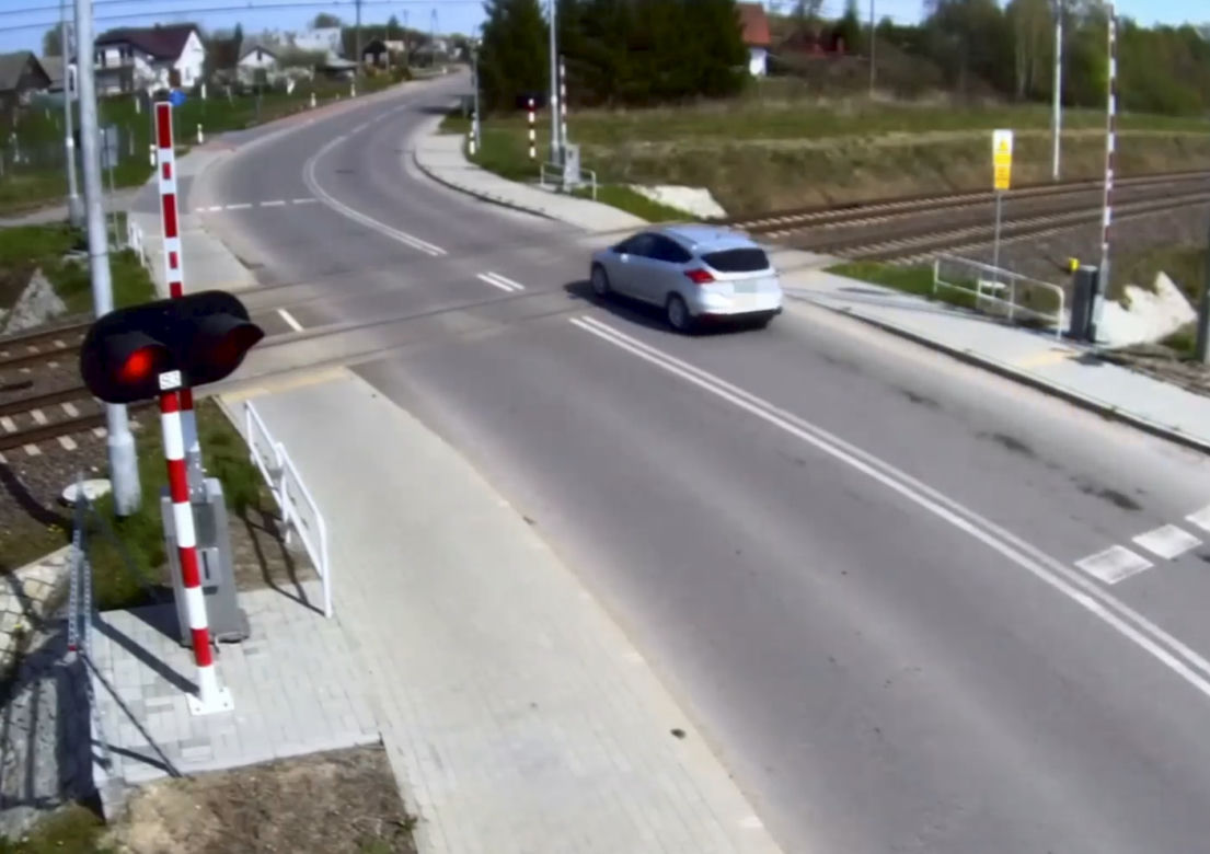 51- i 55-latka wiedziały lepiej. Wjechały na przejazd pod Ostrowią Mazowiecką mimo nadjeżdżającego pociągu! [ZDJĘCIA]