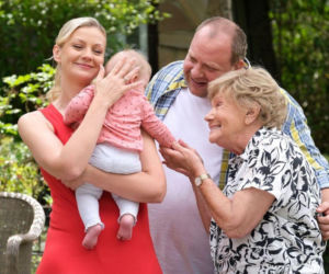 M jak miłość odc. 1899. Jagoda (Katarzyna Kołeczek), Barbara (Teresa Lipowska), Dorotka (Klara Madeńska), Tadeusz (Bartłomiej Nowosielski)