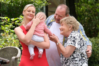 M jak miłość odc. 1899. Jagoda (Katarzyna Kołeczek), Barbara (Teresa Lipowska), Dorotka (Klara Madeńska), Tadeusz (Bartłomiej Nowosielski)