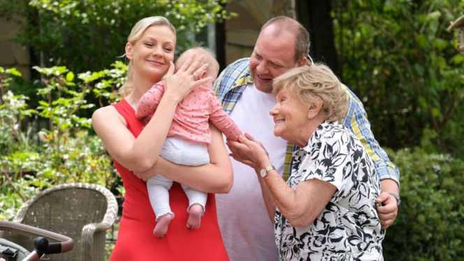 M jak miłość odc. 1899. Jagoda (Katarzyna Kołeczek), Barbara (Teresa Lipowska), Dorotka (Klara Madeńska), Tadeusz (Bartłomiej Nowosielski)