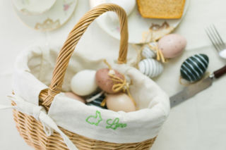 Co powinien zawierać koszyk wielkanocny? Co włożyć do święconki? Piękne inspiracje