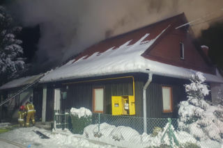 Pożar w Bujakowie. Nie żyje mężczyzna. Strażacy znaleźli go w płonącym domu
