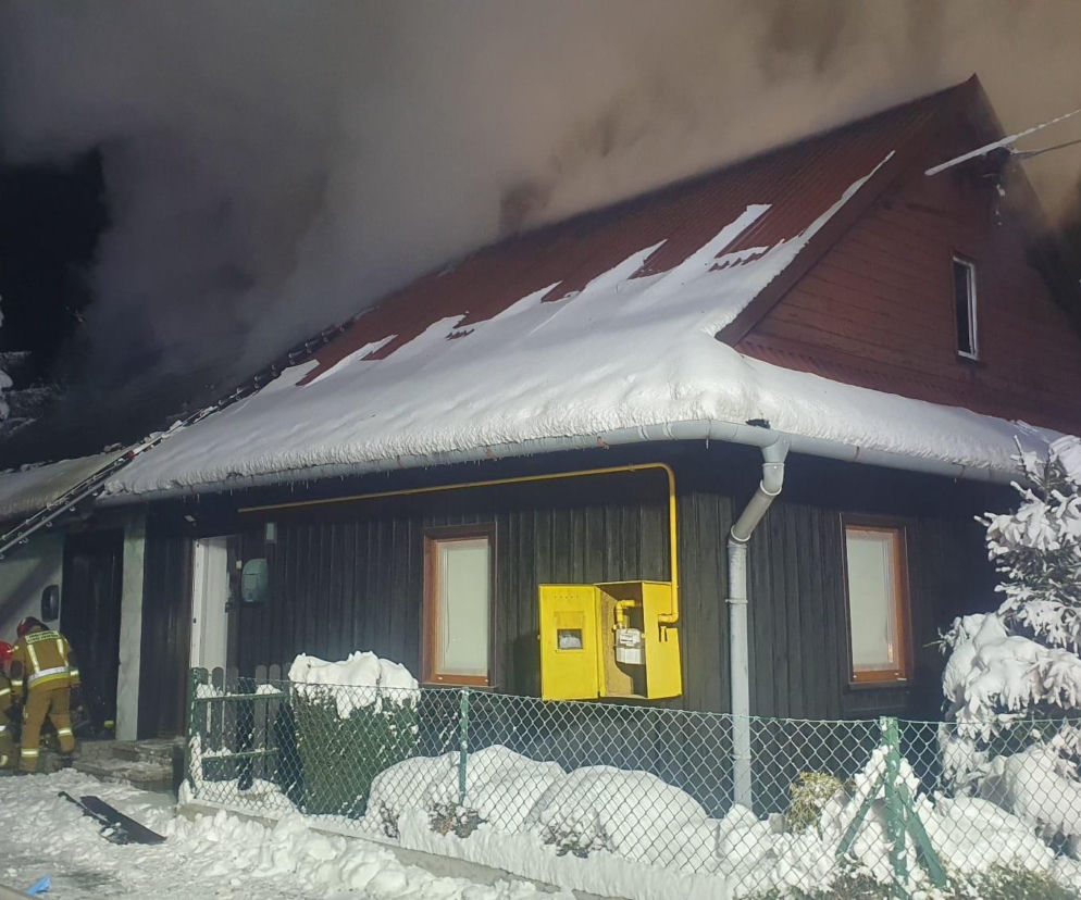 Pożar w Bujakowie. Nie żyje mężczyzna. Strażacy znaleźli go w płonącym domu
