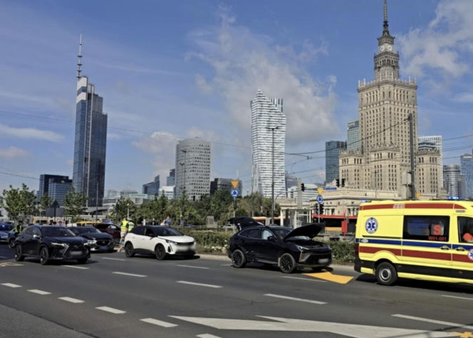 Auto TV Republika przewróciło się w centrum Warszawy. W środku był poseł PiS i znany dziennikarz