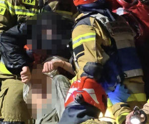 Dachował i wpadł do rzeki