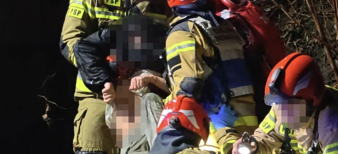 Dachował i wpadł do rzeki