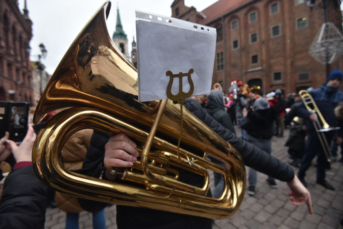 Orszak Trzech Króli 2023 w Toruniu. Efektowne figury, piękne kolory i aktywiści o dramacie uchodźców