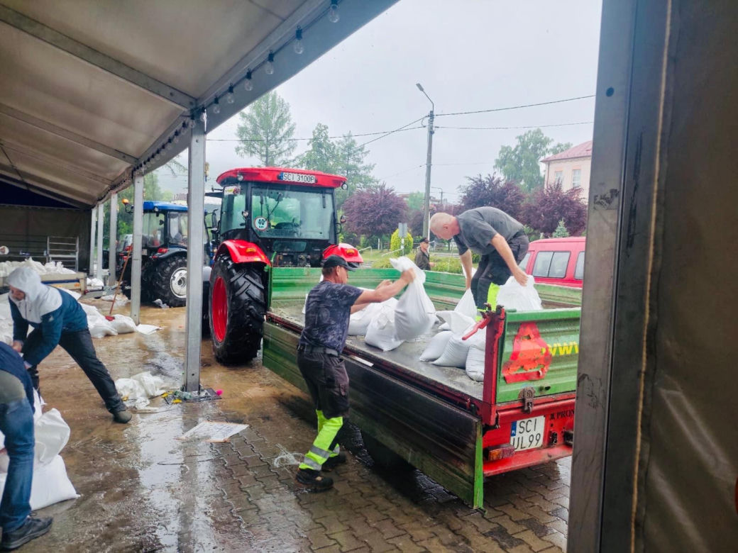 Rozdawanie worków z piaskiem w gminie Goleszów (powiat cieszyński)