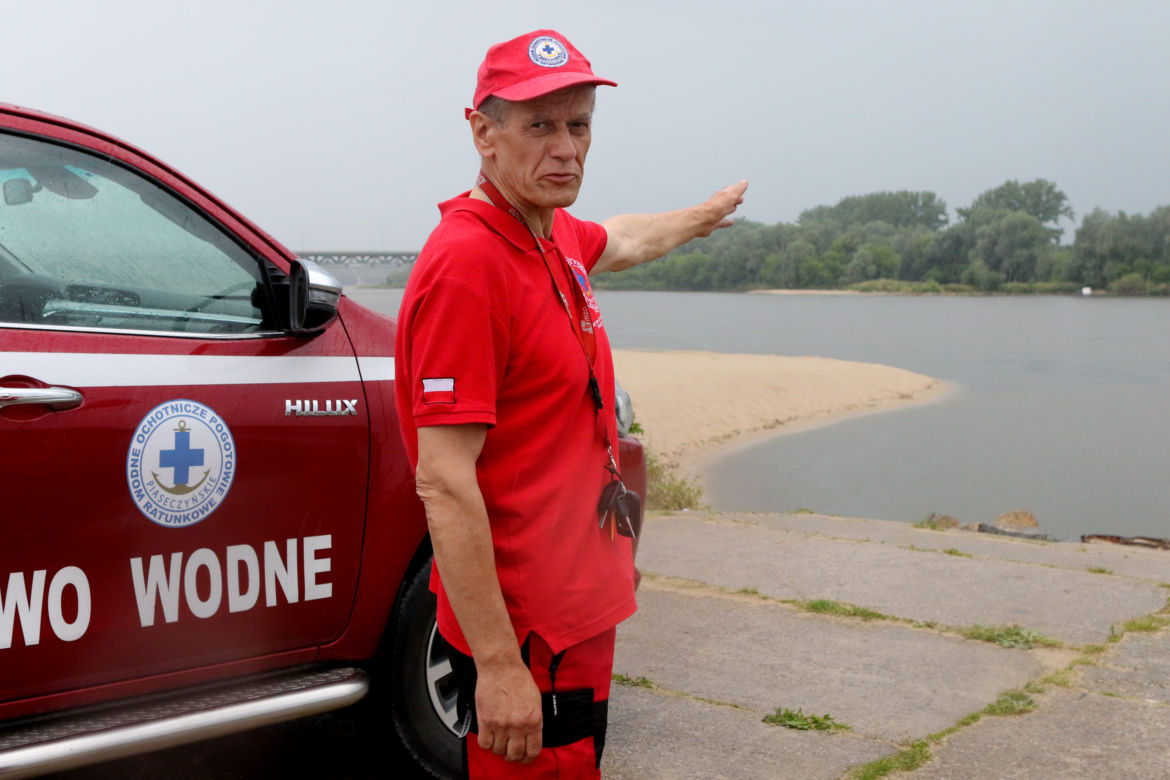 Na plaży w Górze Kalwarii stanął znak zakazu pływania. "Szkoda, że po tragedii"