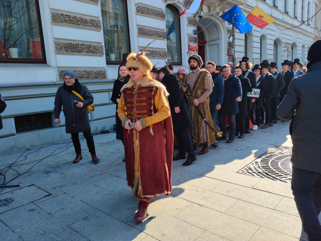 Polonez dla Łodzi. Zobacz, jak zatańczyli go mieszkańcy
