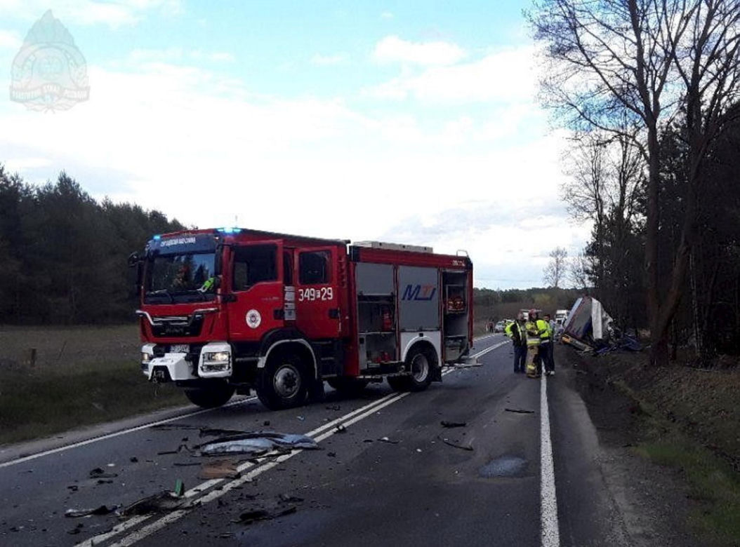 Śmiertelny wypadek pod Piotrkowem Trybunalskim. Kierowca hyundaia zderzył się z tirem