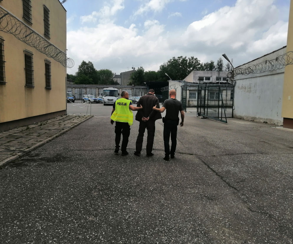 Piotrków Trybunalski: Szajka złodziei w sortowni firmy kurierskiej. Pracownicy kradli przesyłki