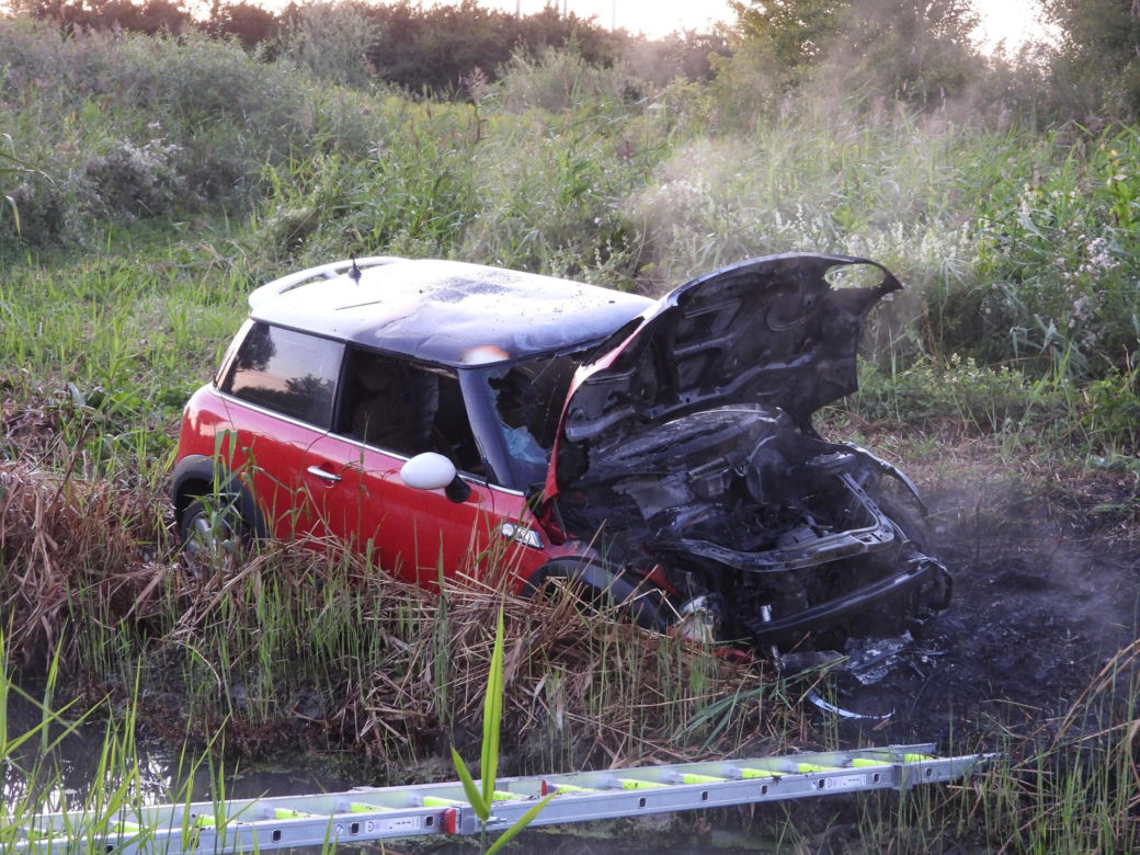Mini Cooper w ogniu! Kierowca osobówki utknął w błocie i spalił auto