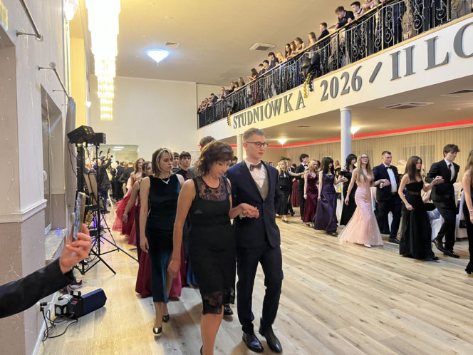 Studniówka pełna blasku i emocji! Tak bawili się maturzyści II LO w Bydgoszczy [ZDJĘCIA]