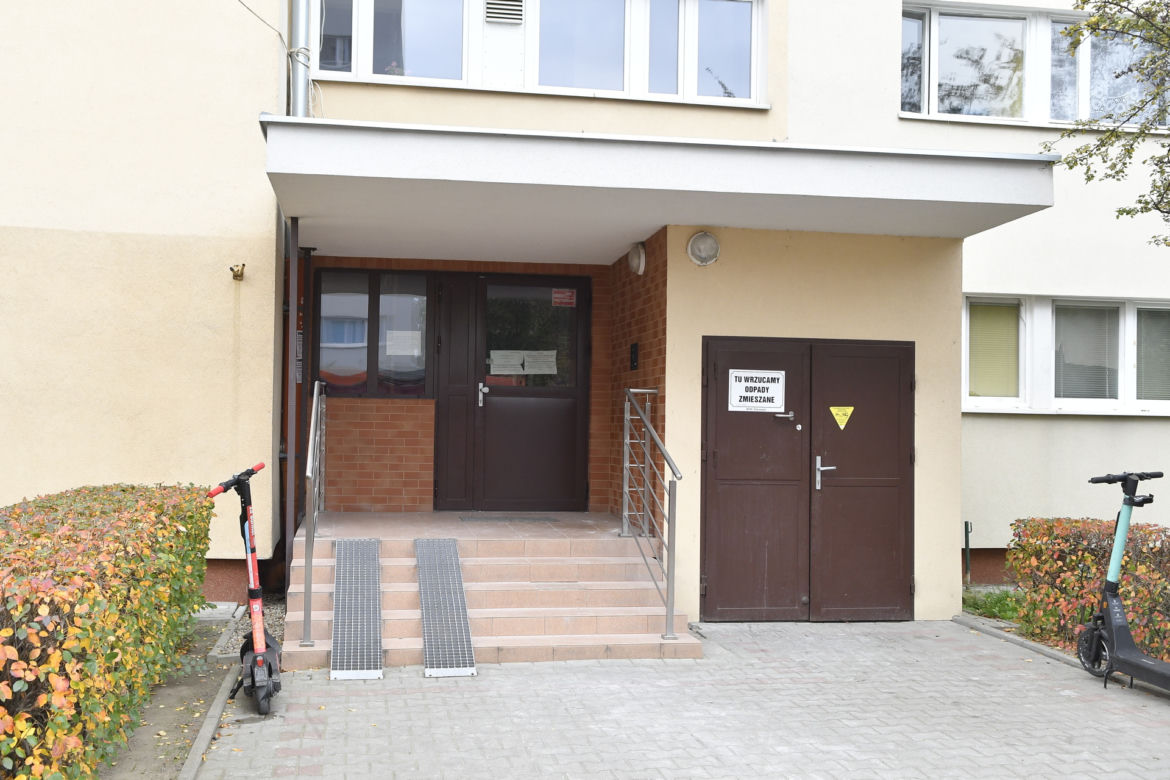 Warszawa. Mają usunąć z klatek wycieraczki, bo… stanowią zagrożenie pożarowe. „Niedługo każą wymontować nam drzwi, bo są z drewna!”