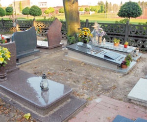Ksiądz wykopał babcię z grobu