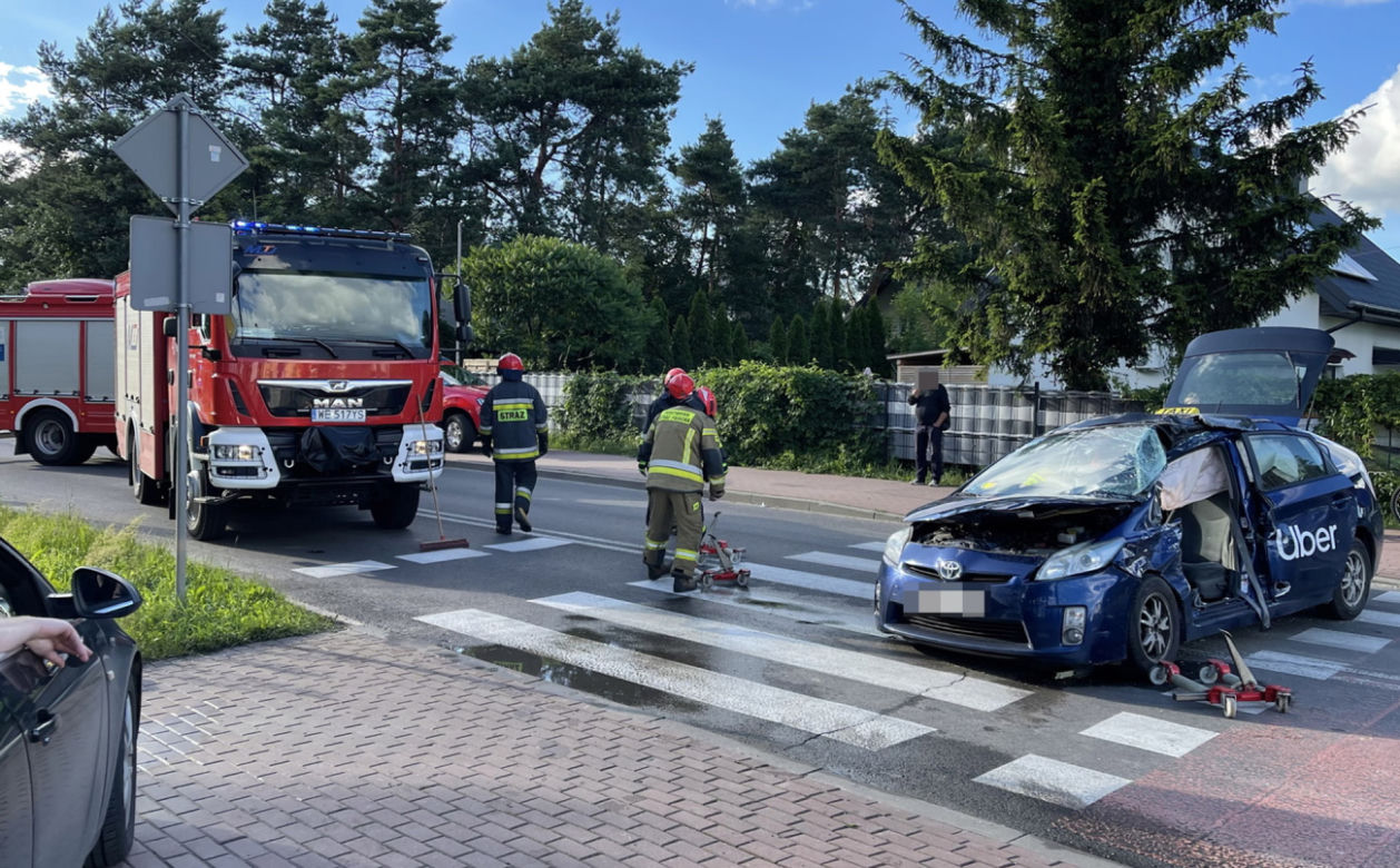 Betoniarka roztrzaskała Ubera na ulicach Legionowa. Jedna osoba ranna