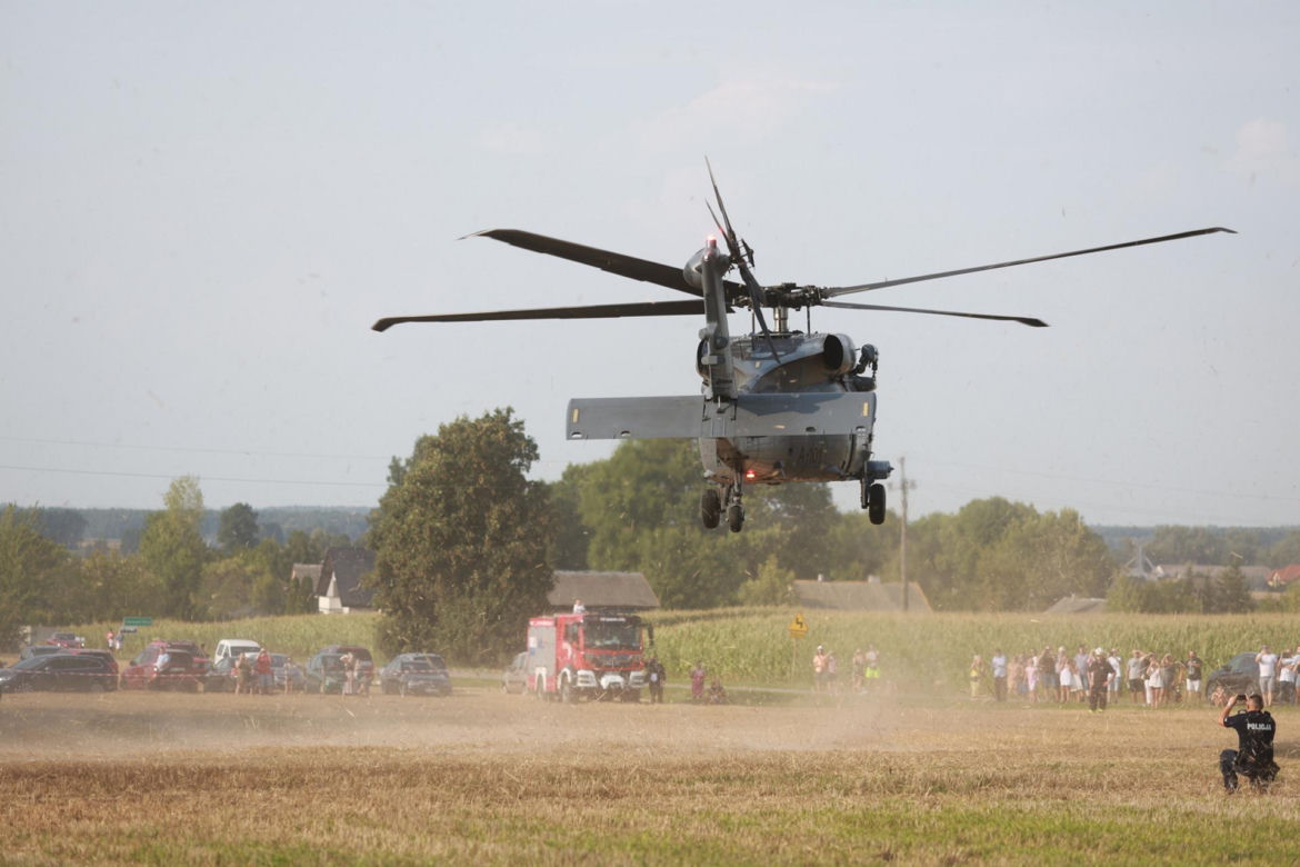 Groza na pikniku wojskowym. Policyjny Black Hawk zahaczył o linię wysokiego napięcia
