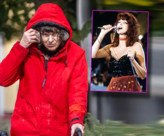 Elżbieta Dmoch porusza się o balkoniku i chowa twarz za kapturem