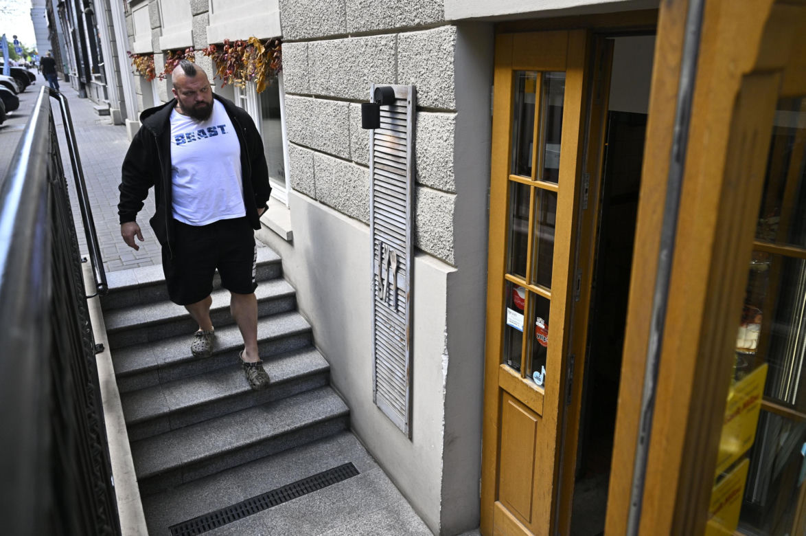Eddie Hall zjadł przed walką z Pudzianowskim ogromnego steka. Pożre też "Pudziana"?